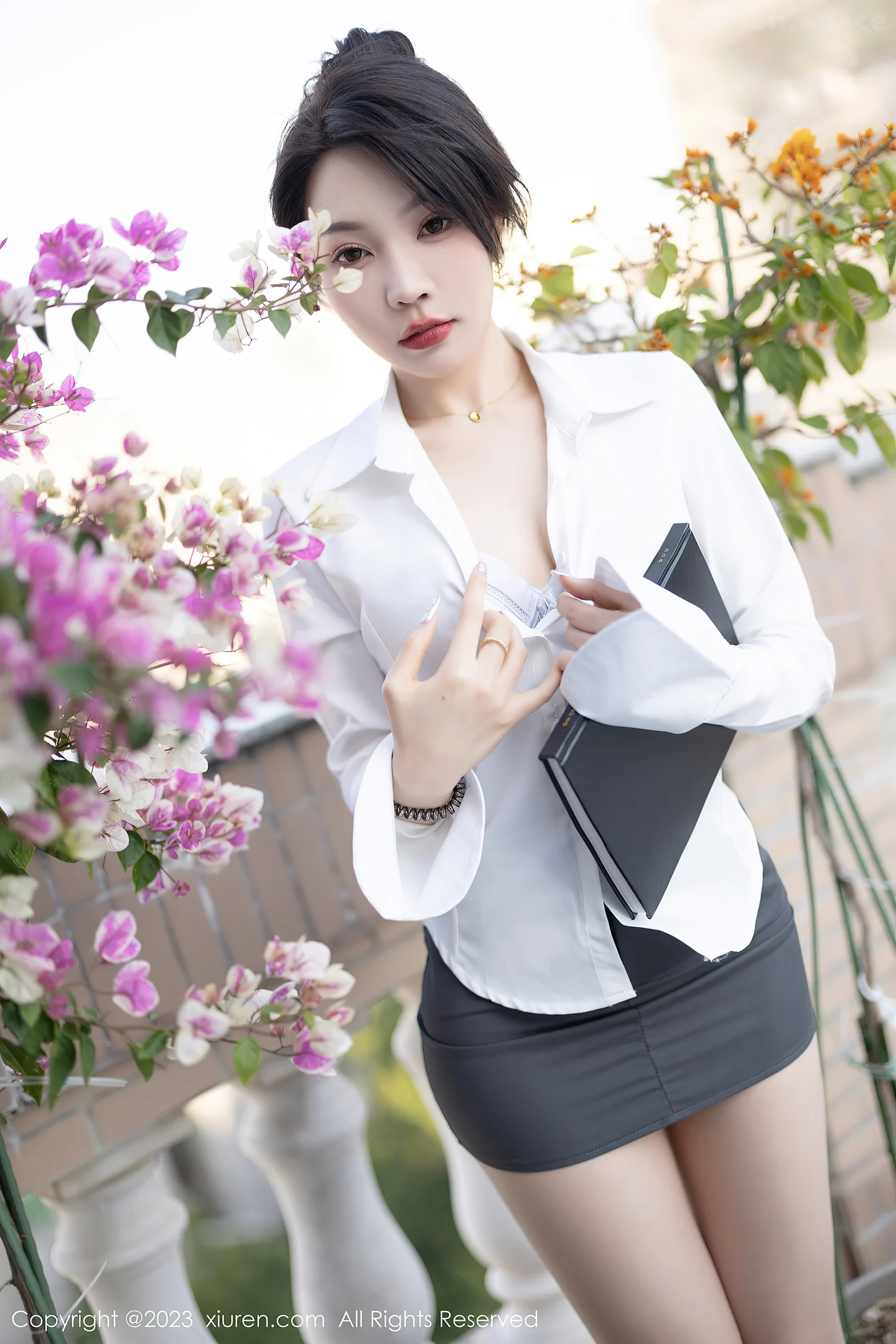 图片[5]-[XiuRen秀人网]VOL.7002 女神徐莉芝Booty白上衣配灰短裙露浅色内衣秀曼妙身姿诱惑写真84P-秀人网官方网站